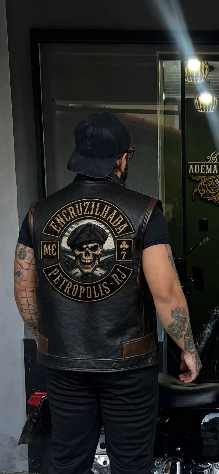 Motociclista usando colete oficial do Encruzilhada MC